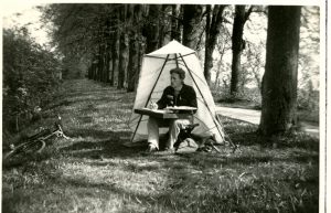 Sjoerd Andringa schilderen in tentje